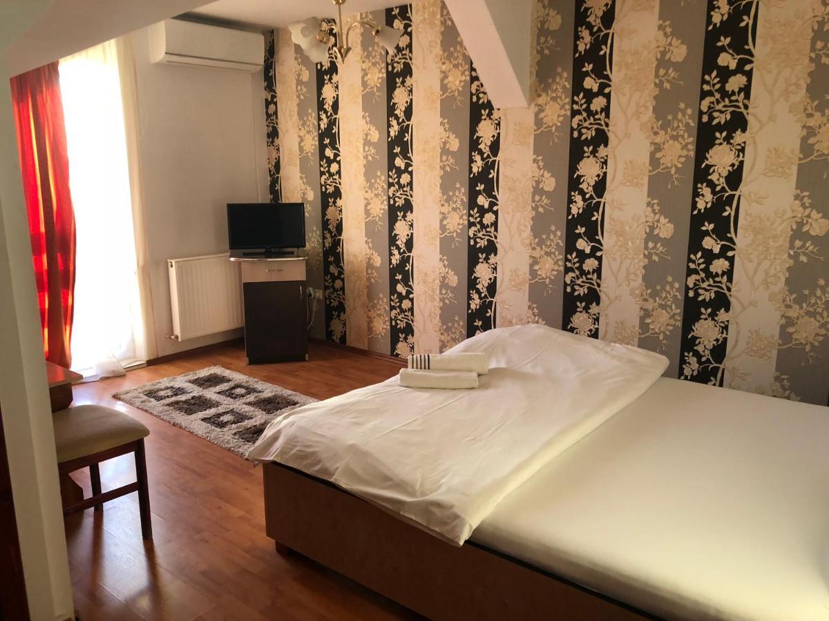 Pension Rozeclas Oradea Exteriör bild