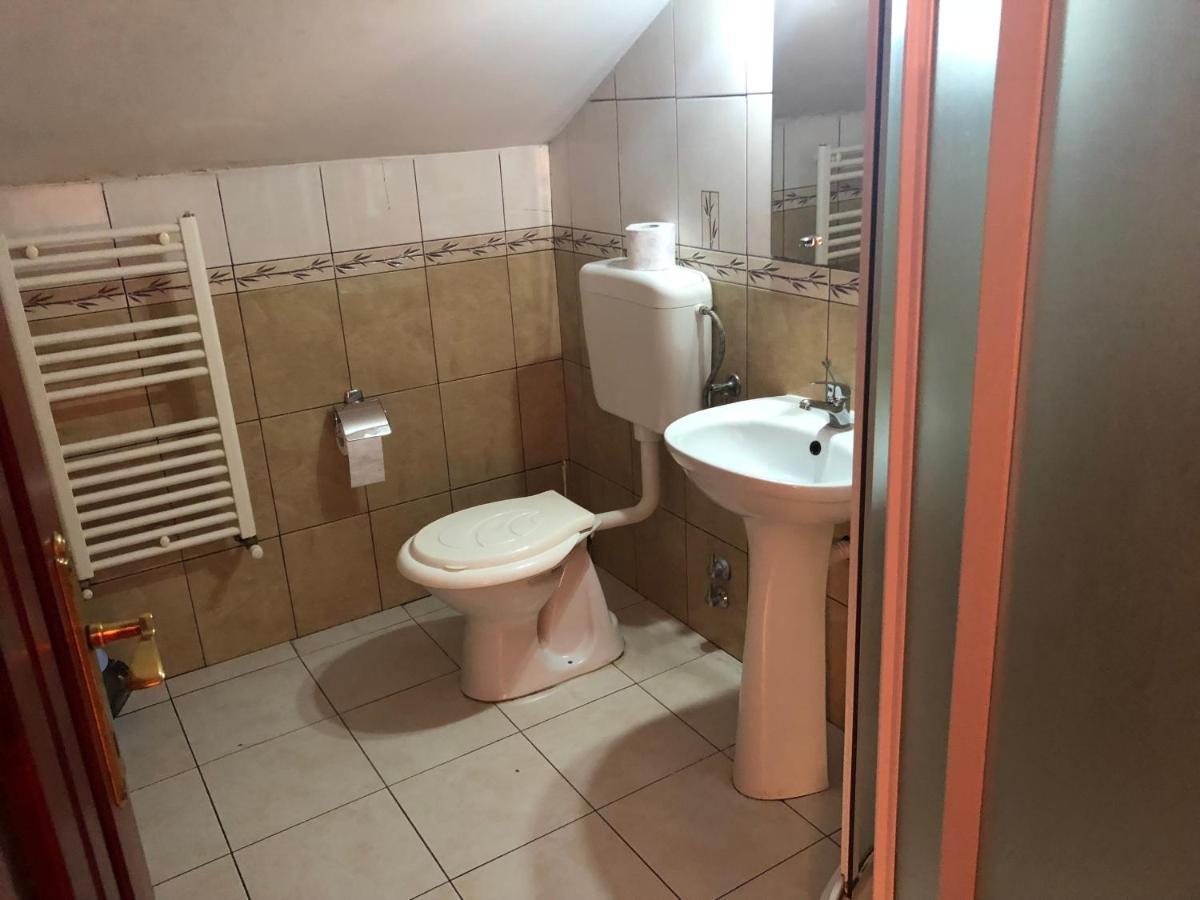 Pension Rozeclas Oradea Exteriör bild