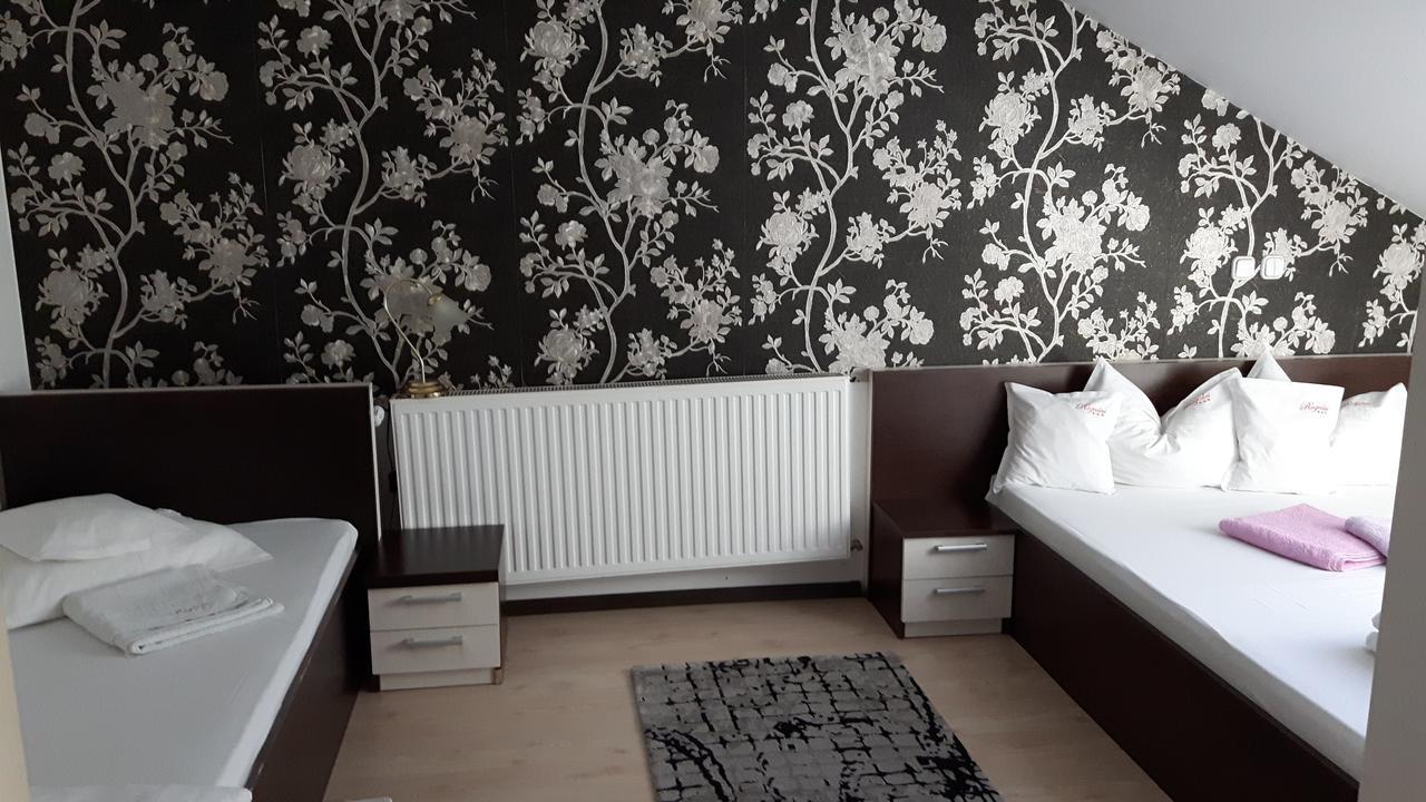 Pension Rozeclas Oradea Exteriör bild
