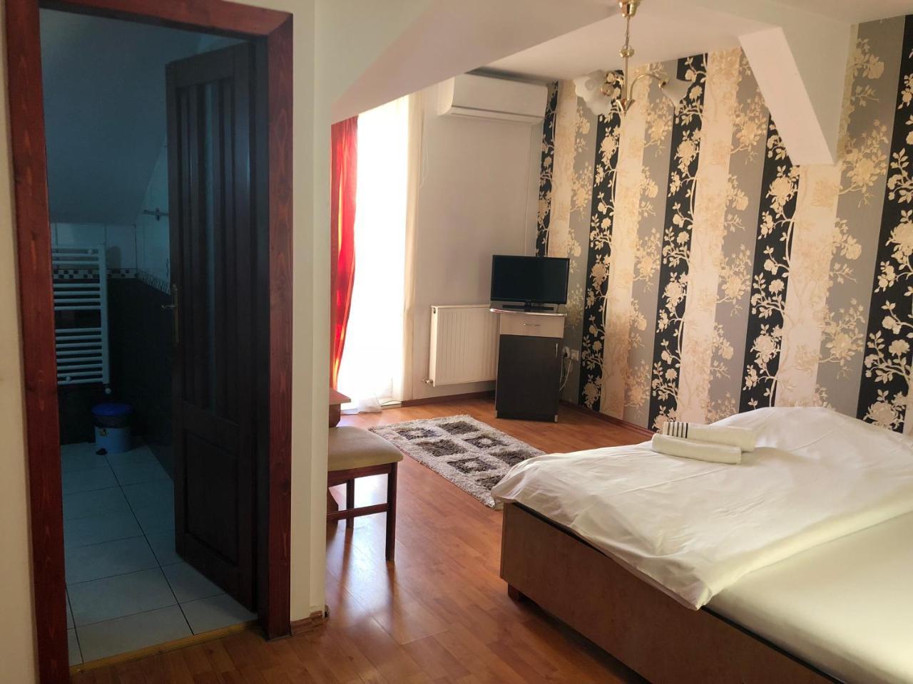 Pension Rozeclas Oradea Exteriör bild
