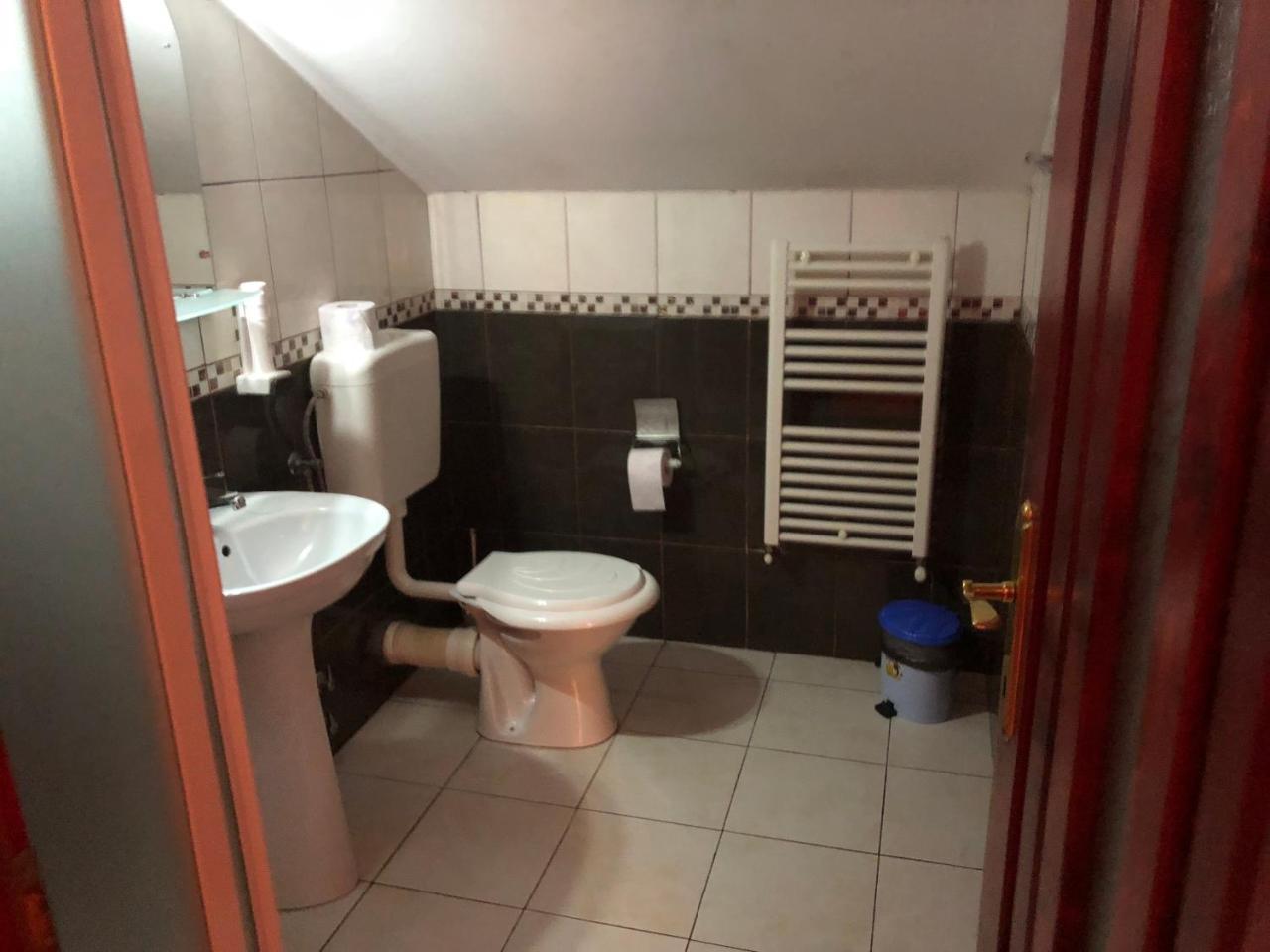 Pension Rozeclas Oradea Exteriör bild