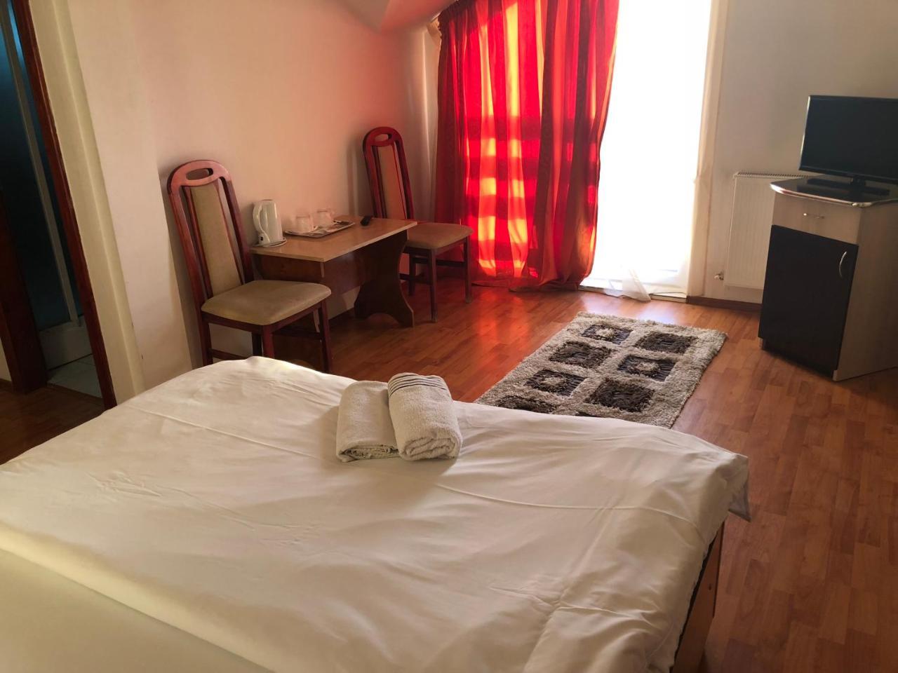Pension Rozeclas Oradea Exteriör bild