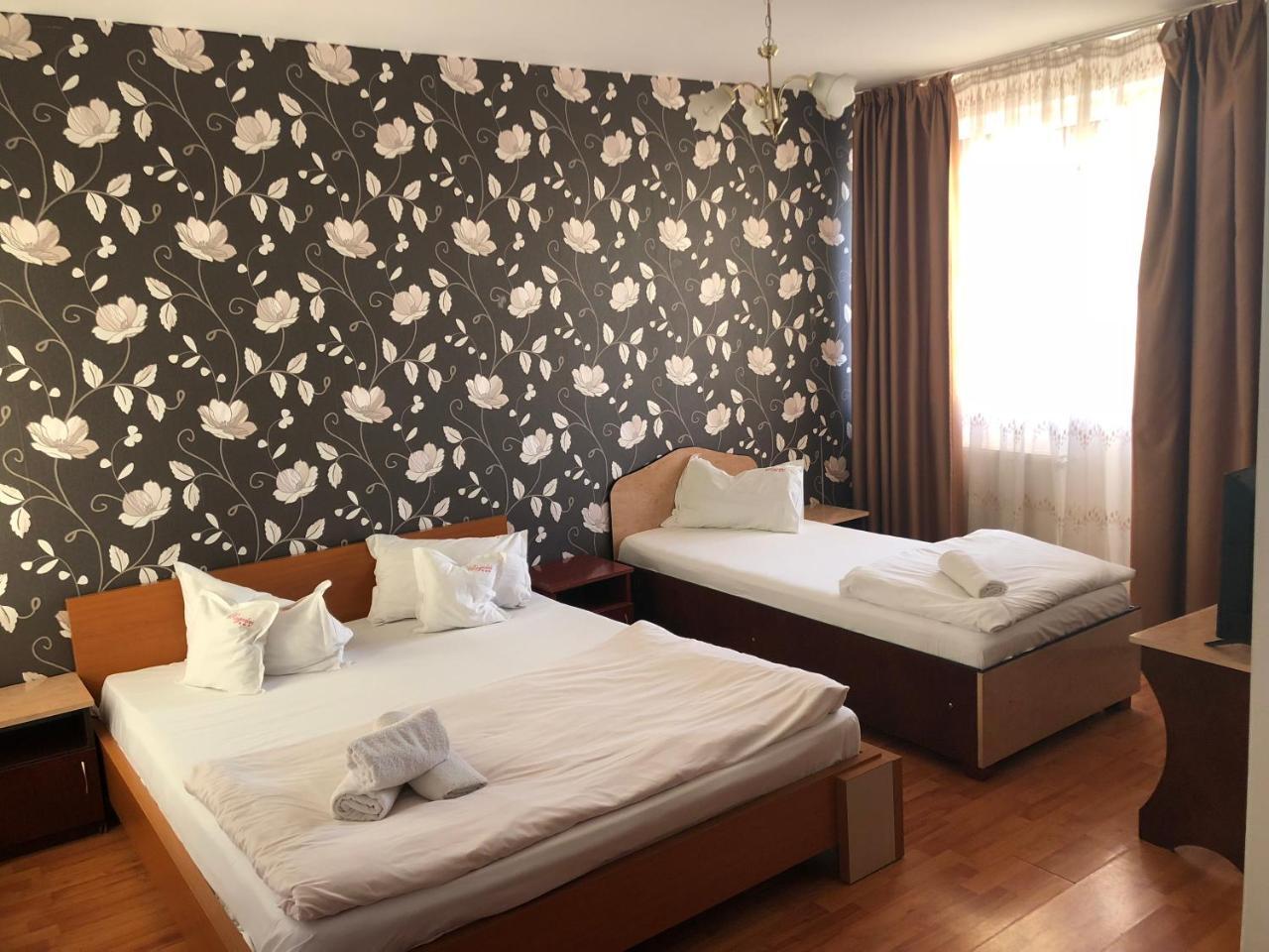 Pension Rozeclas Oradea Exteriör bild